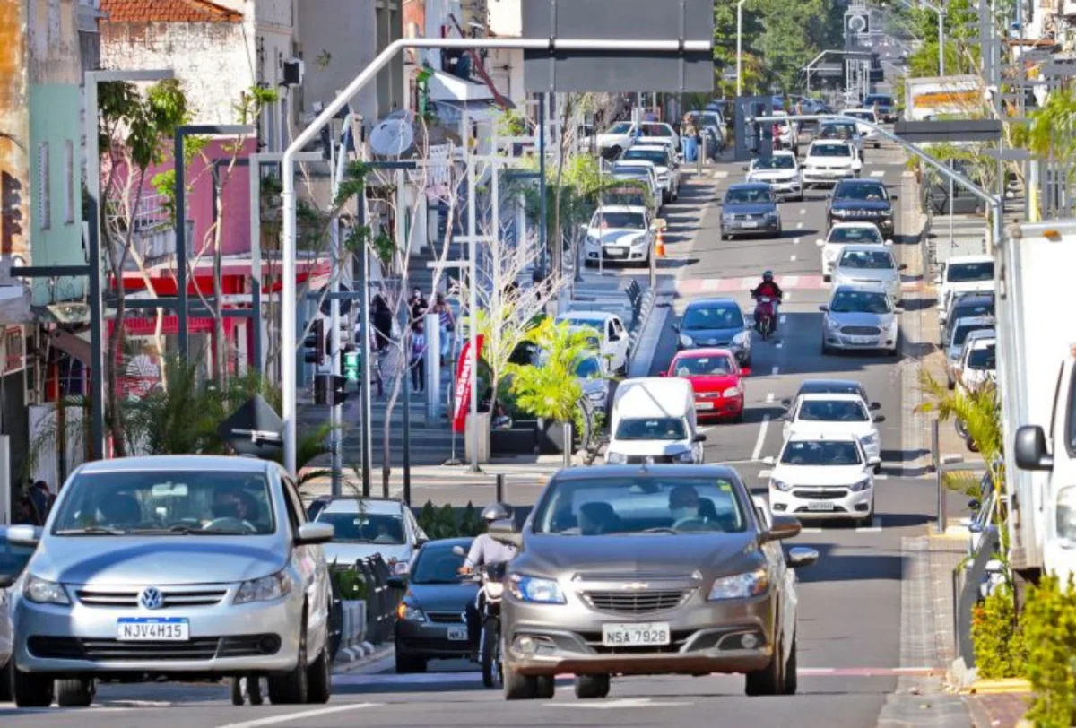 Rua movimentada com carros