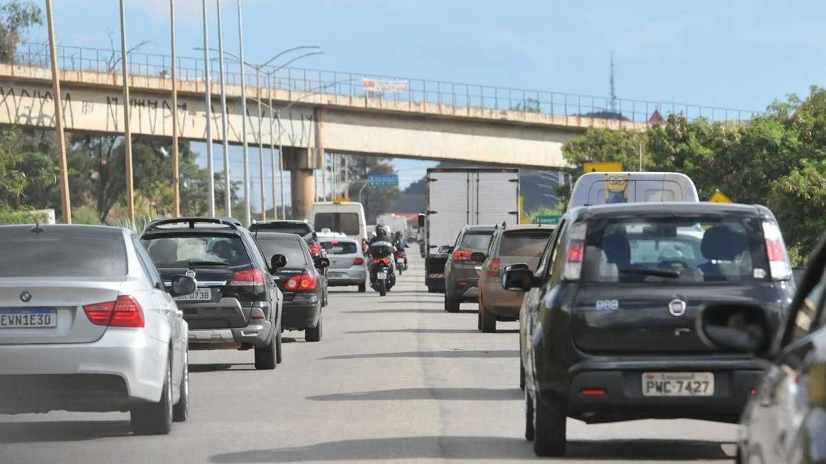 Rodovia movimentada com veículos