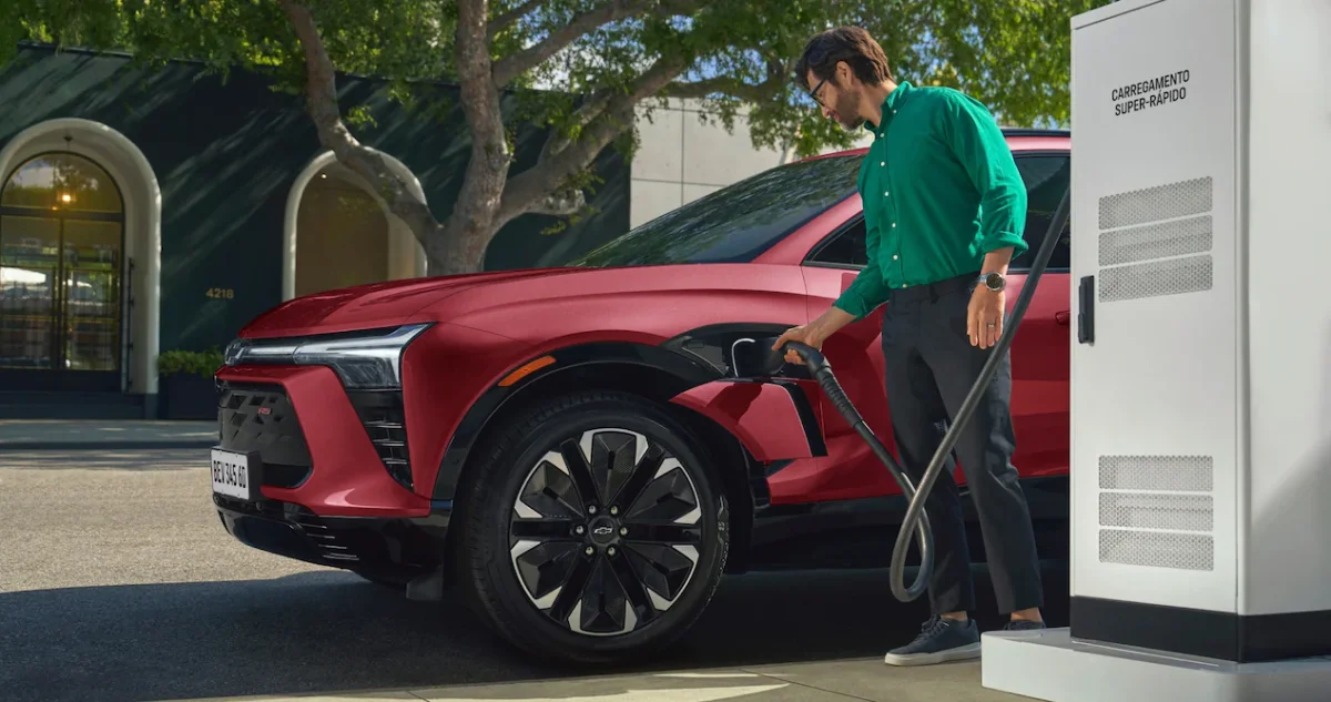Carro elétrico Chevrolet Blazer EV sendo carregado.