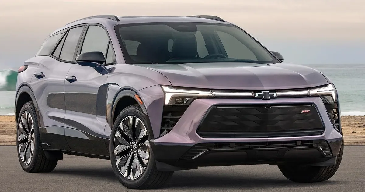 Chevrolet Blazer EV RS 2025 em um estacionamento.