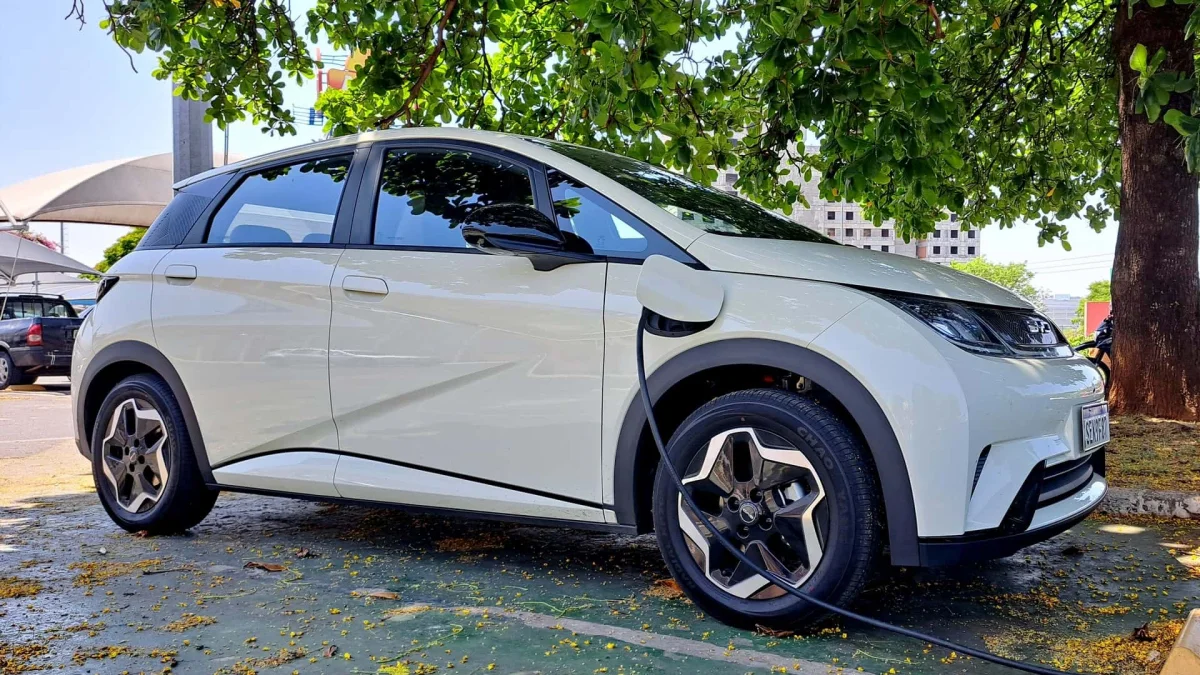Avalia&ccedil;&atilde;o de um modelo de BYD Dolphin em ambiente urbano.