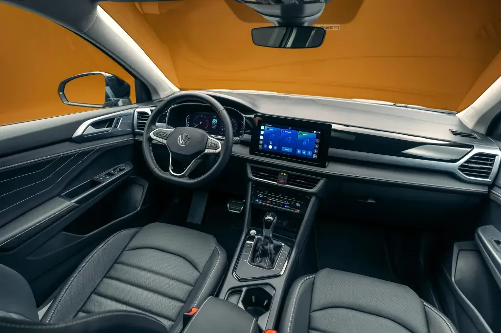Interior do painel do Volkswagen Taos 2026 Highline.