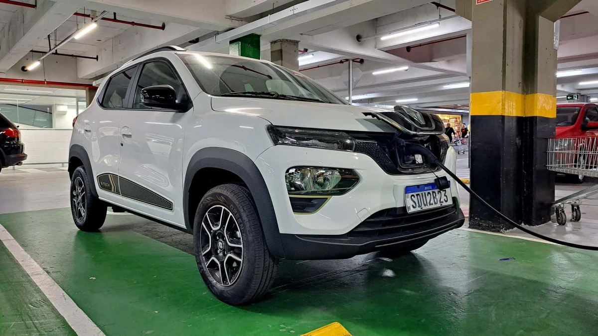 Renault Kwid E-Tech em recarga em estacionamento.
