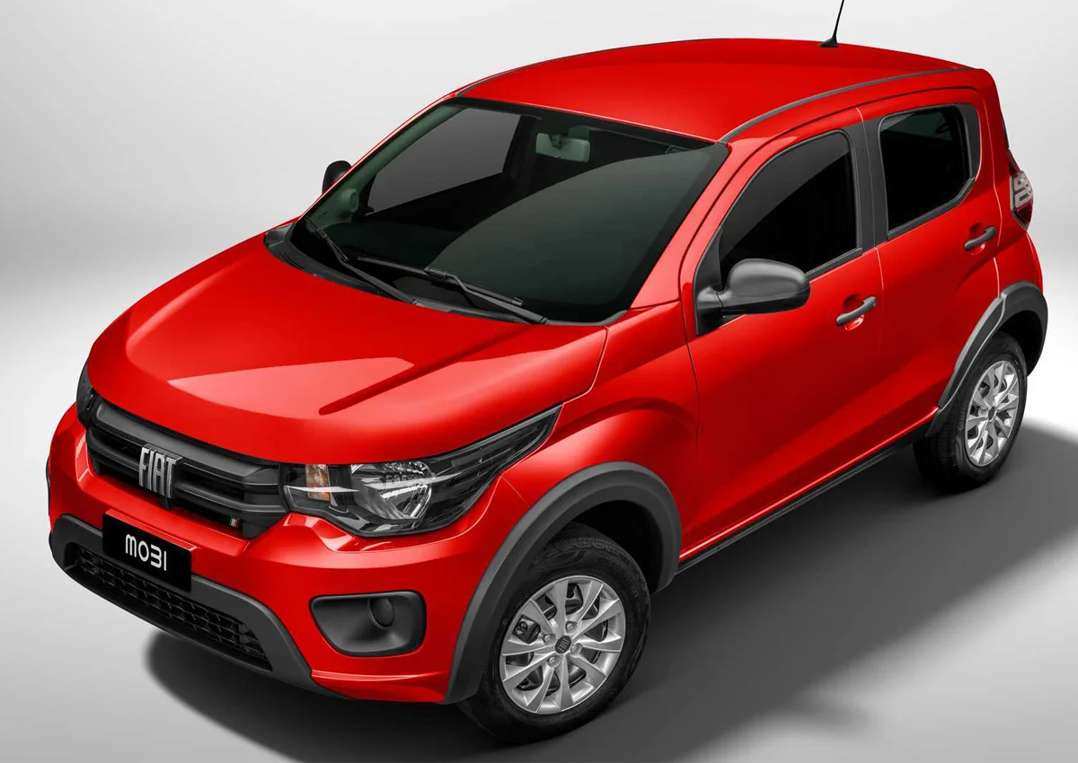 Fiat Mobi vermelho em exposição.