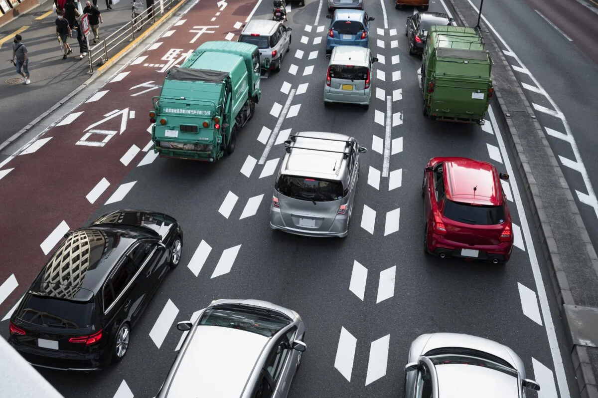 Trânsito congestionado em uma grande avenida.