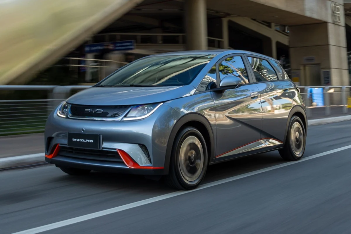 BYD Dolphin GS 2026 em movimento dinâmico.