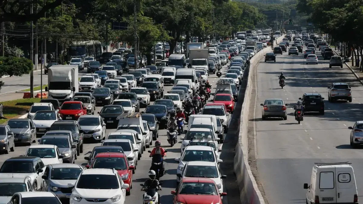 Várias estradas sob diferentes condições de tráfego.