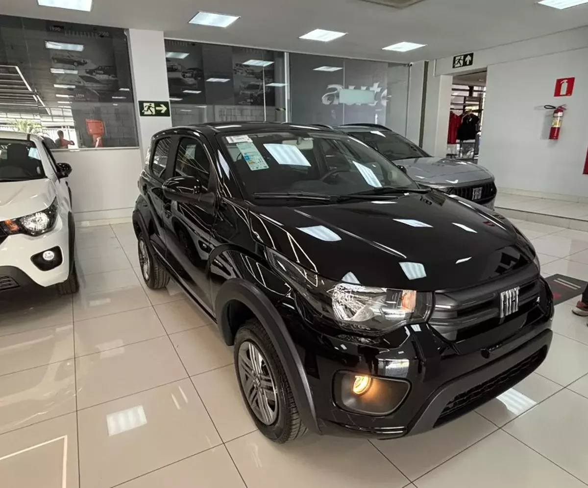 Fiat Mobi Like 2026 na cor Preto Vulcano em showroom.