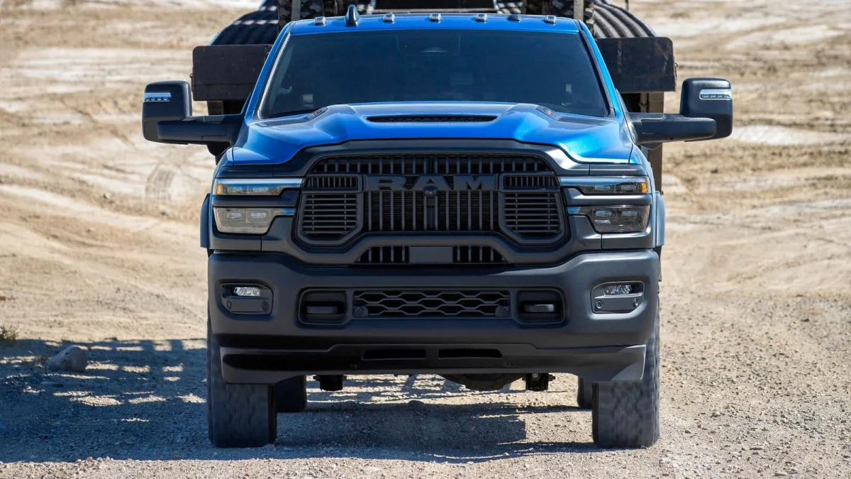 Frontal da Ram 2500 Power Wagon em terreno rochoso.