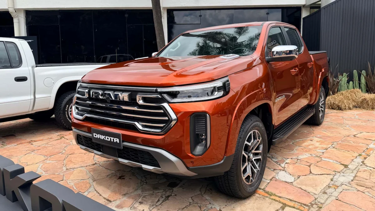 Nova Ram Dakota 2026 em exposição.