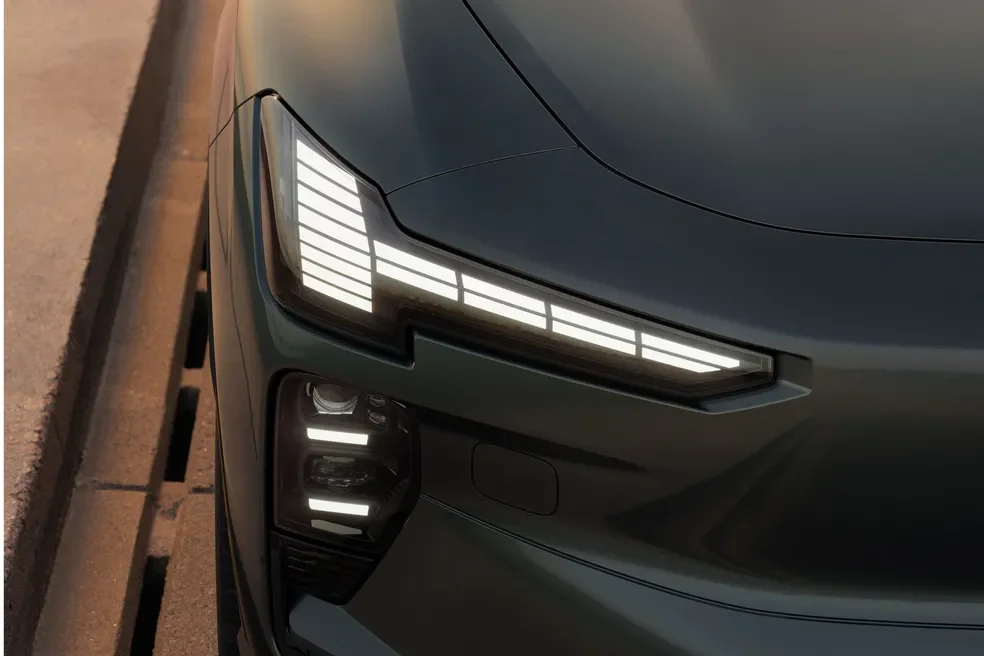 Far&oacute;is de LED do Volvo EX60
