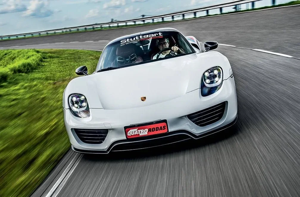 Porsche 918 Spyder em uma pista de corrida.