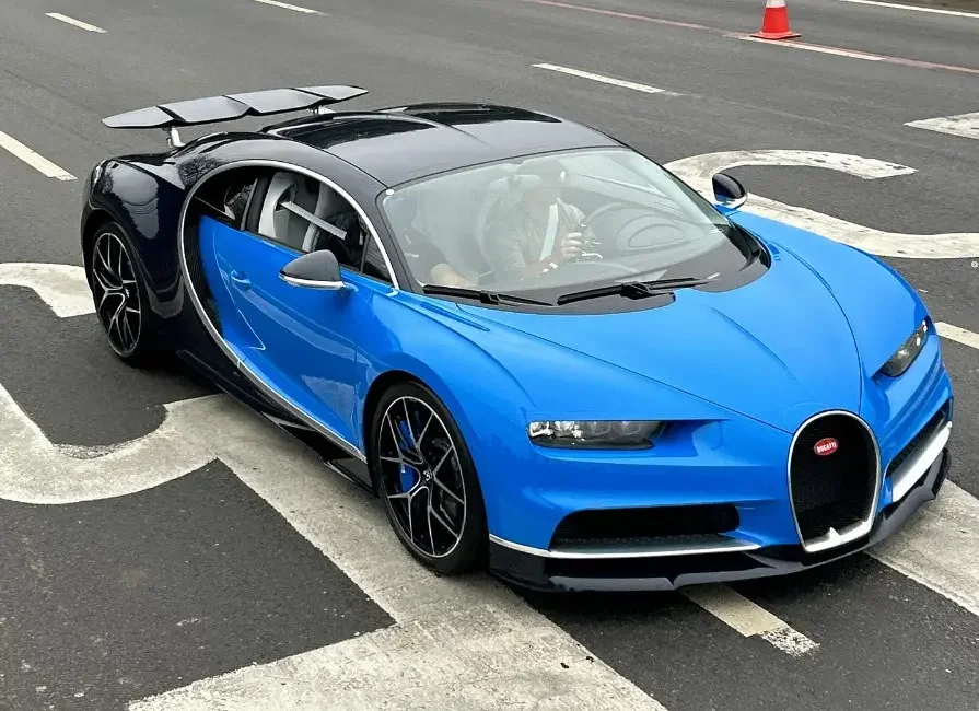 Bugatti Chiron na rua.