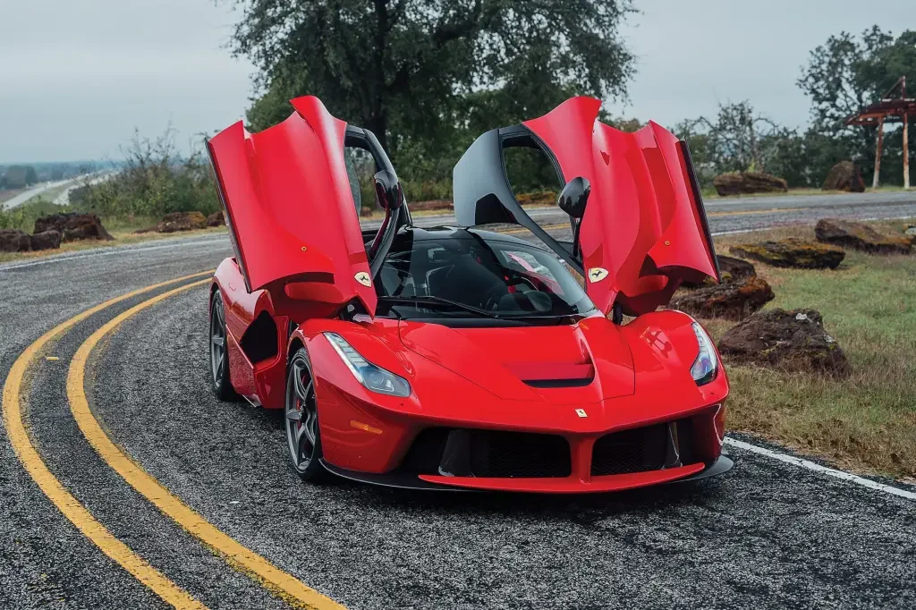 Imagem da Ferrari LaFerrari com portas abertas.