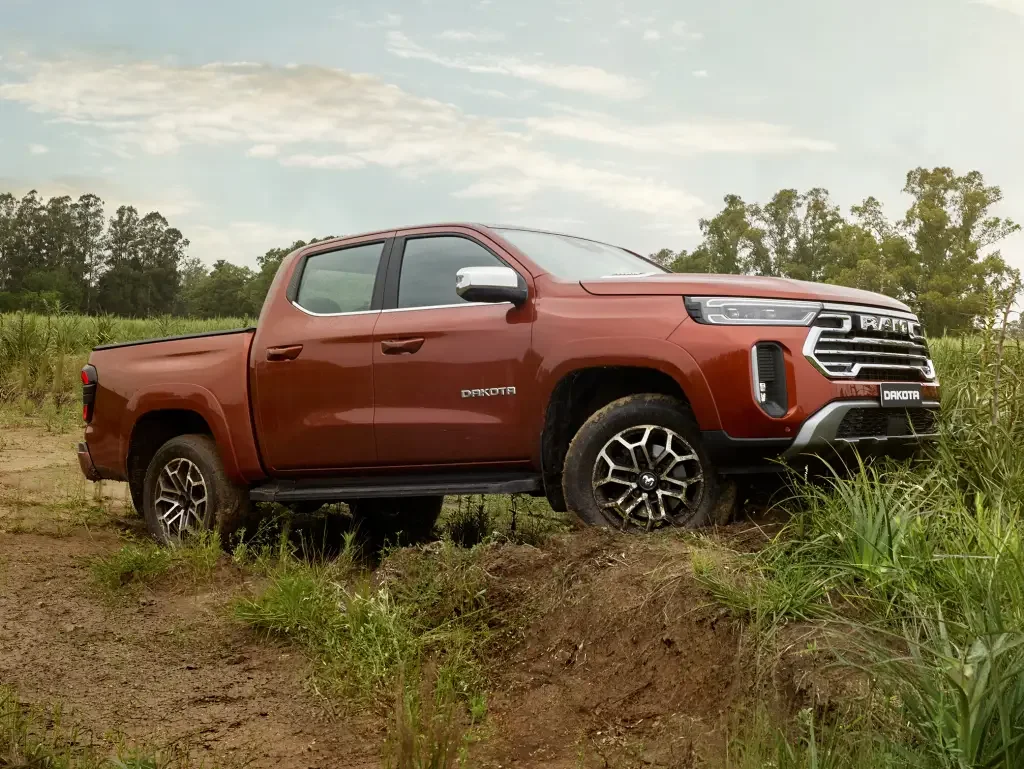 Detalhe da frente da Ram Dakota com design cromado.