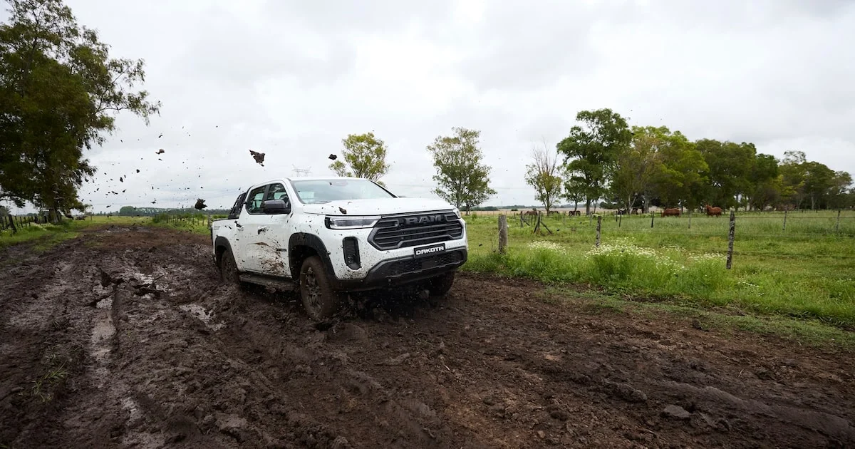 Ram Dakota Warlock no campo lamacento.