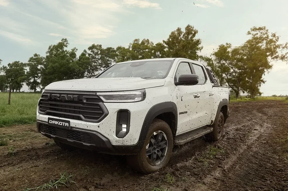 Nova Ram Dakota Laramie 2026 em uma paisagem de campo com visual frontal din&acirc;mico.