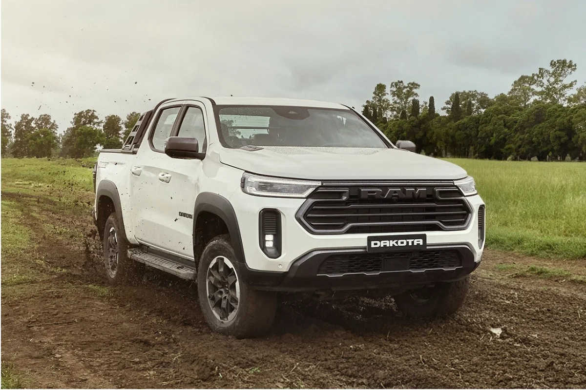 Frente da Ram Dakota Laramie 2026 parada em uma estrada de terra.