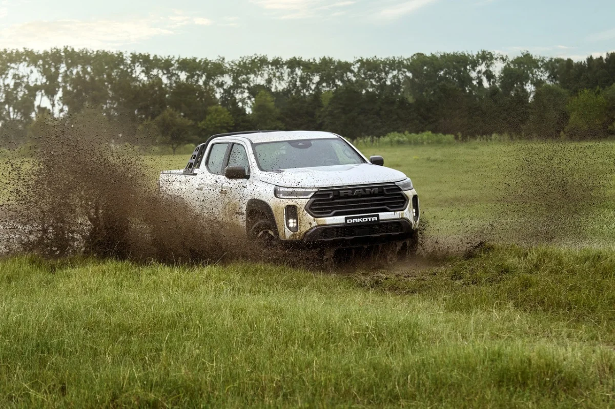Imagem frontal da Ram Dakota Laramie em ambiente indoor.