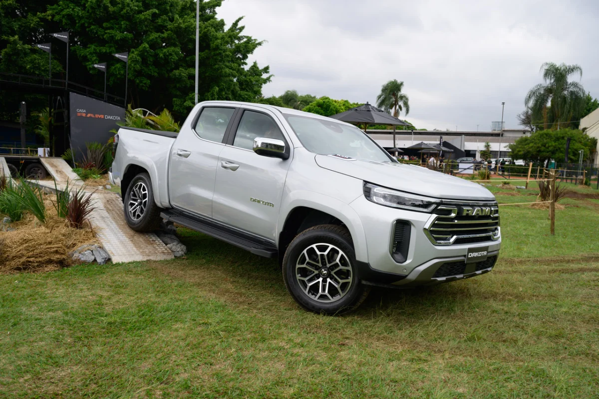 Ram Dakota em uma exibi&ccedil;&atilde;o de evento ao ar livre com obst&aacute;culos.
