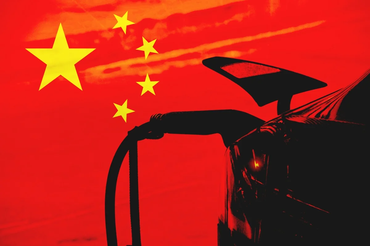 Carro el&eacute;trico com bandeira da China ao fundo.