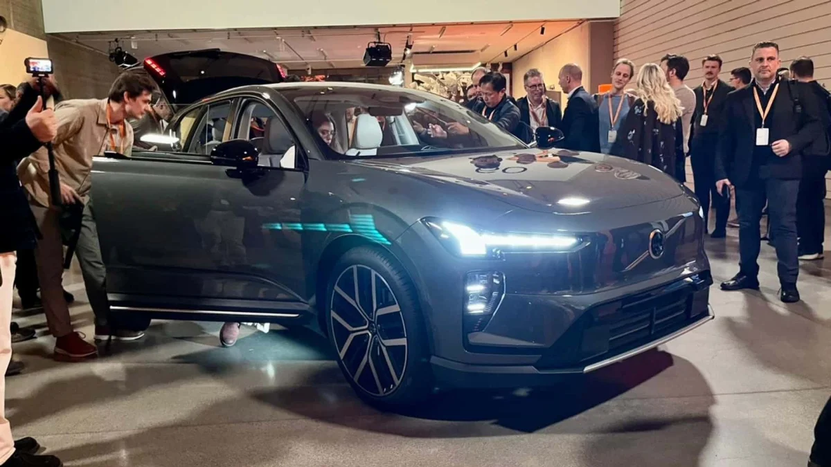 Volvo EX60 em exposi&ccedil;&atilde;o ao p&uacute;blico