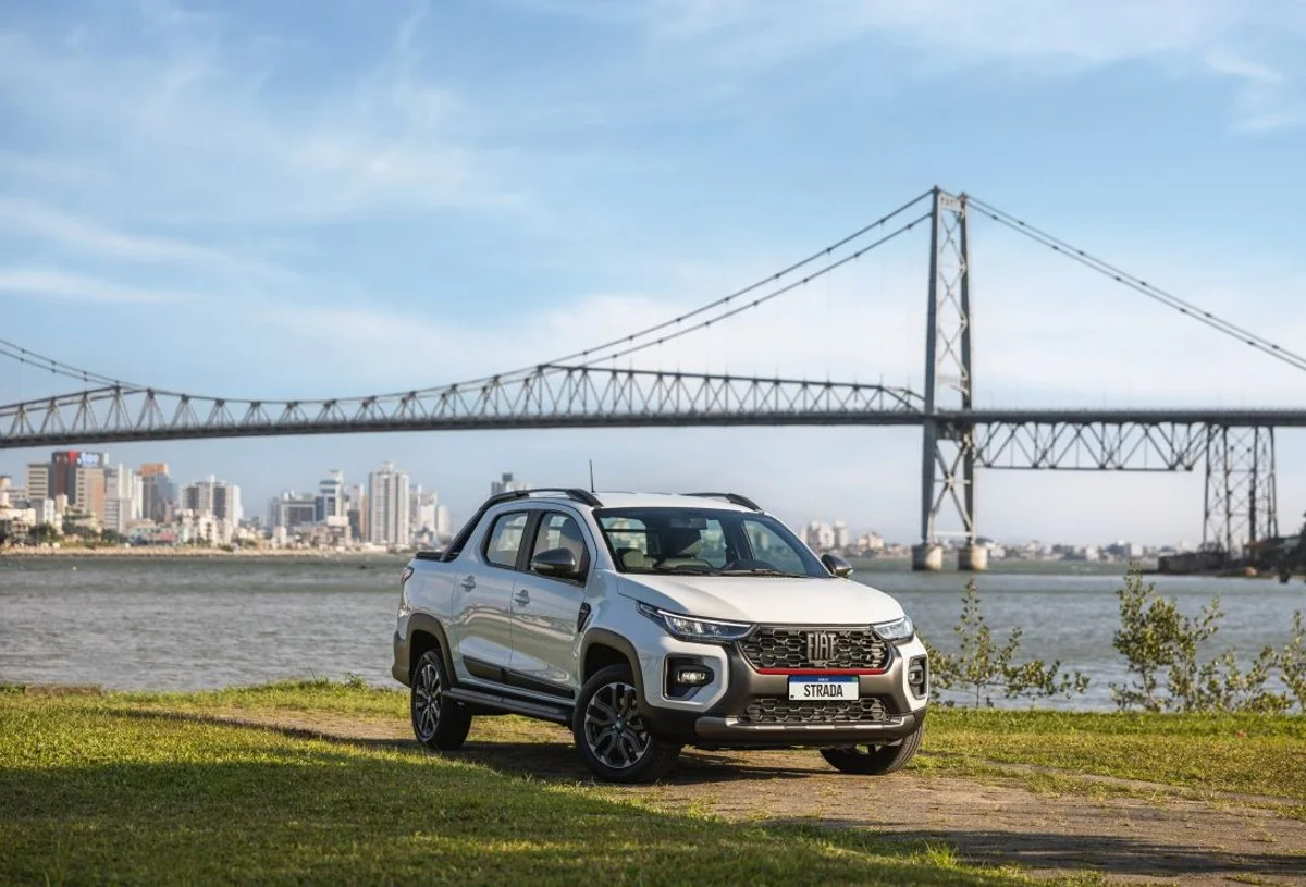 Fiat Strada 2024 em frente à ponte.
