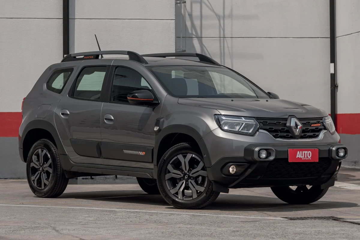 Frente do Renault Duster em ambiente urbano