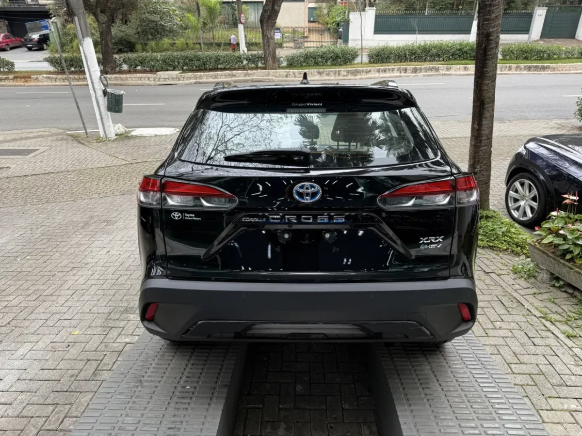 Detalhes traseiros do Toyota Corolla Cross 1.8 VVT-i Hybrid Flex XRX