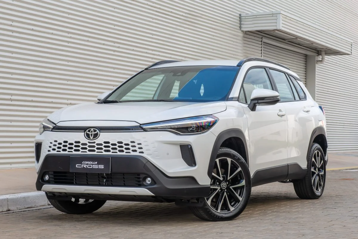 Corolla Cross XRE 2025 em exibi&ccedil;&atilde;o lateral