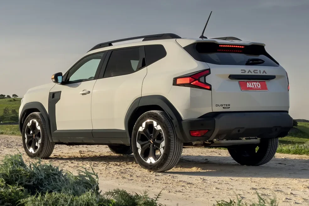 Traseira do Dacia Duster Hybrid 140