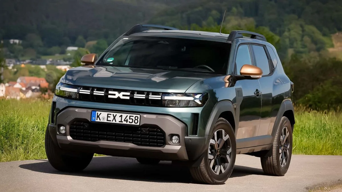 Dacia Duster em estrada com paisagem ao fundo