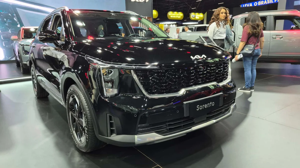 Kia Sorento exposto em sal&atilde;o de autom&oacute;vel.