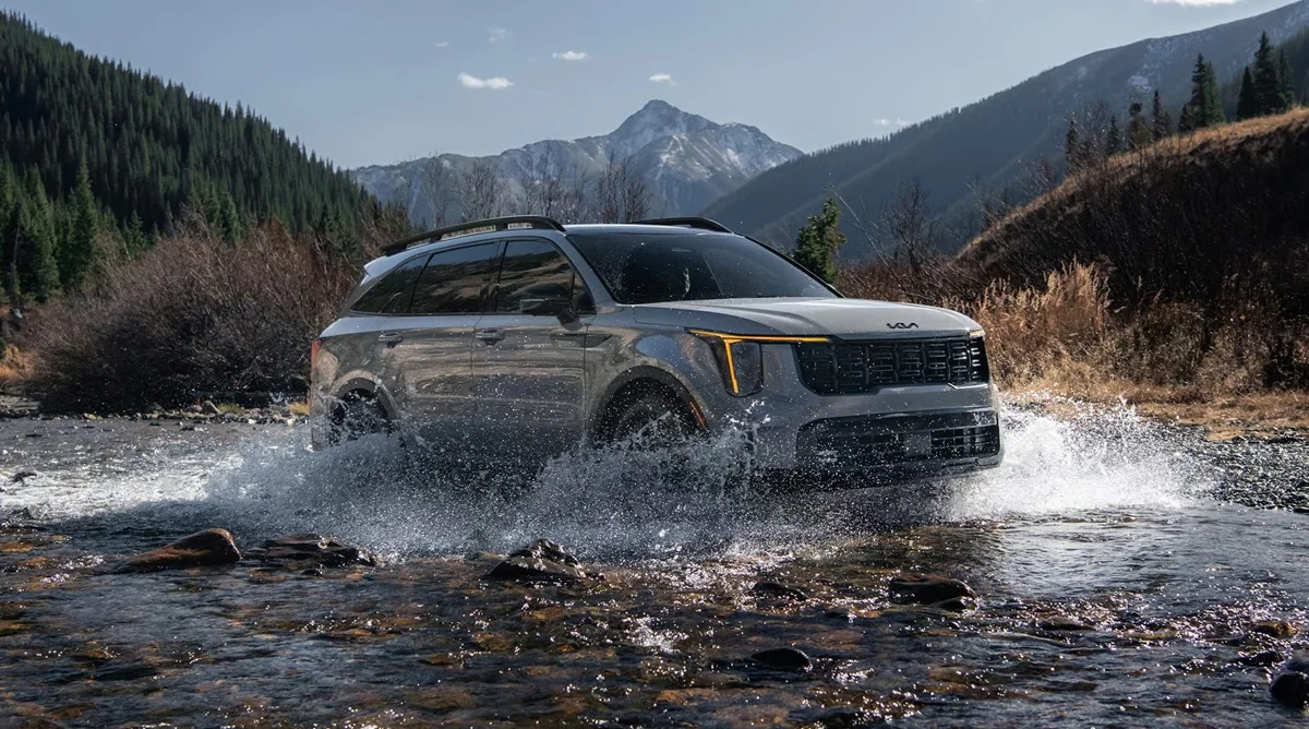 Kia Sorento 2026 atravessando uma &aacute;rea com &aacute;gua.