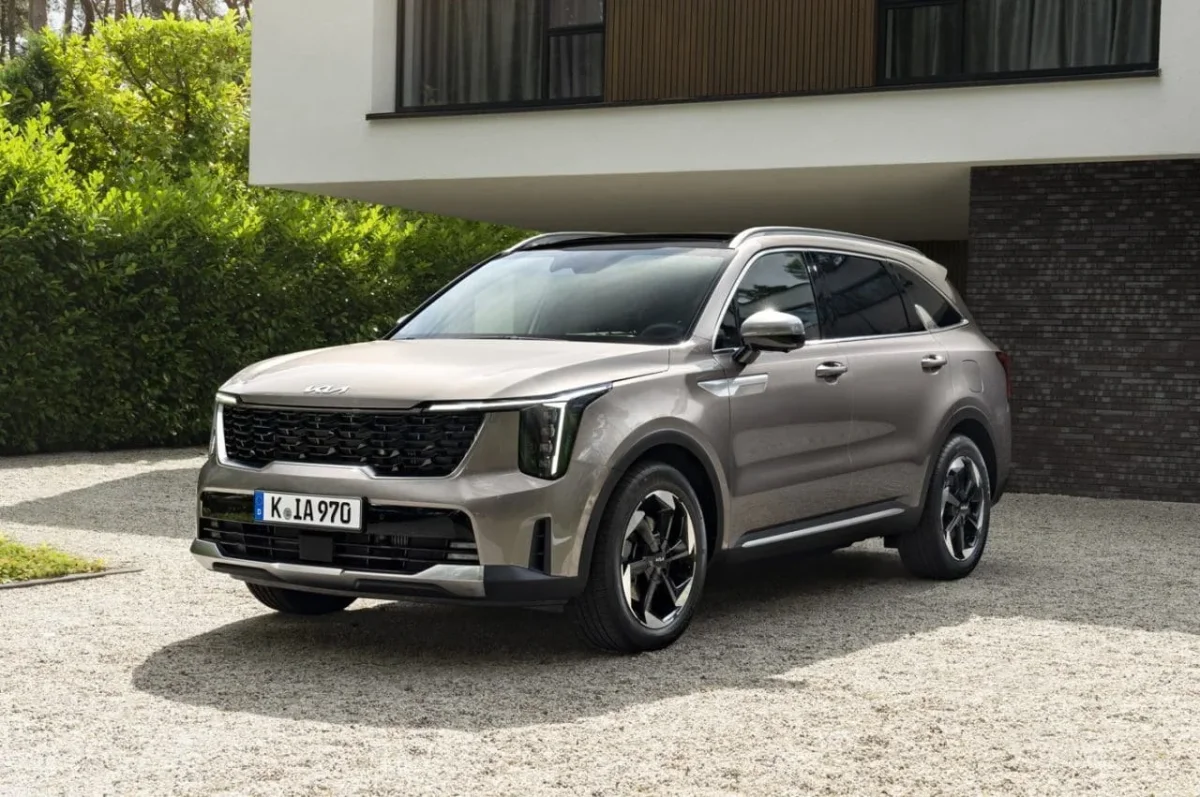 Kia Sorento 2026 estacionado em uma &aacute;rea residencial.