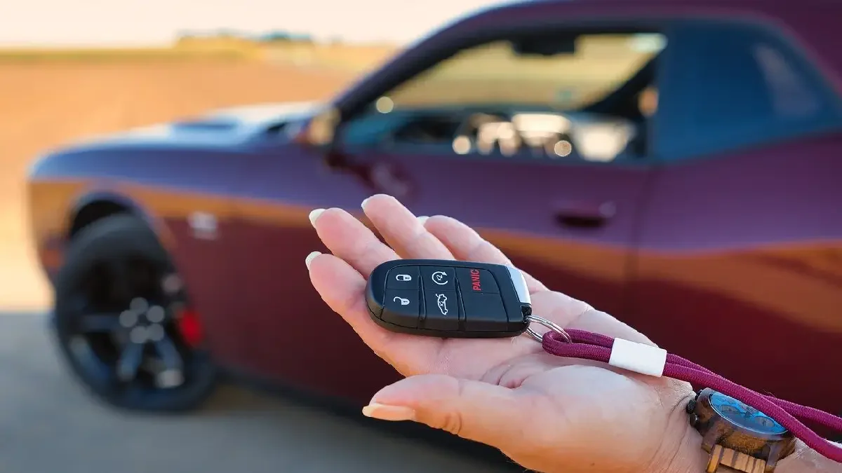 Chave de carro zero-quil&ocirc;metro na m&atilde;o de uma pessoa.