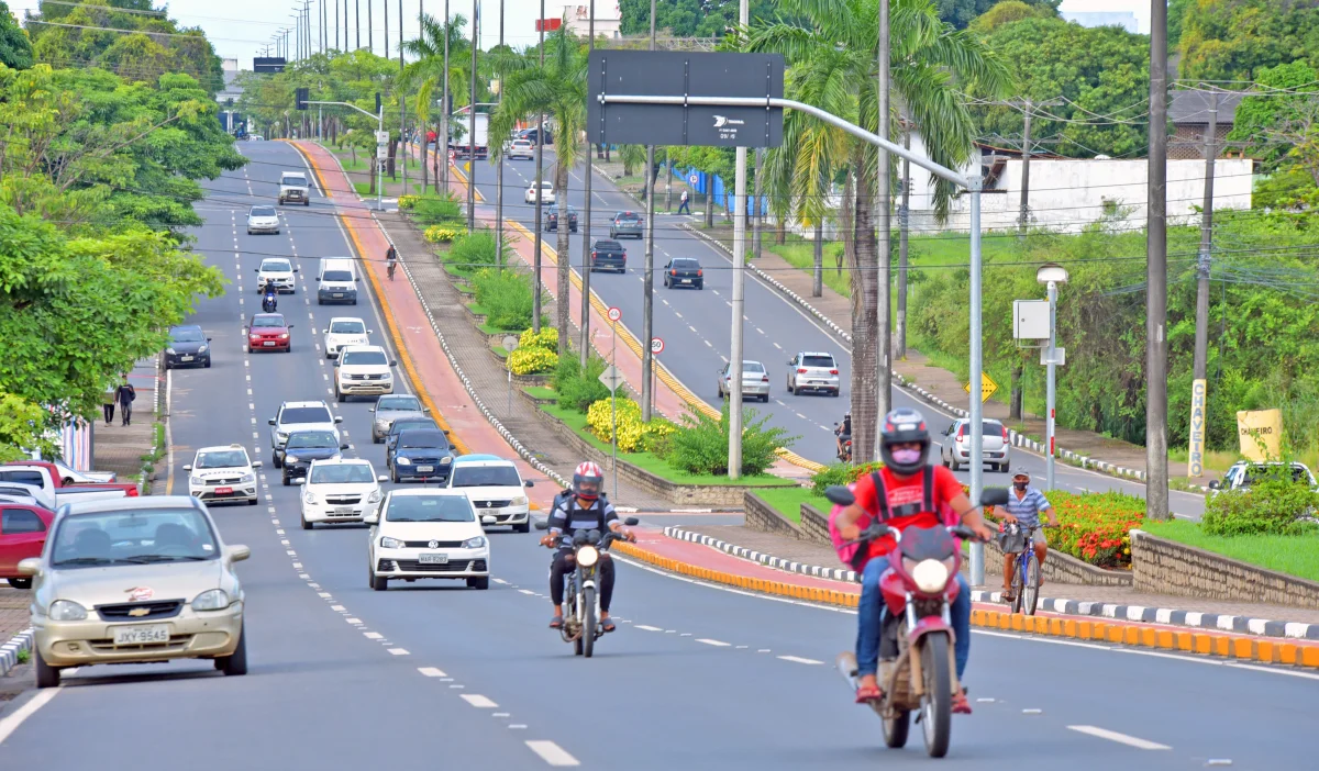 Trânsito em uma avenida movimentada com carros e motos