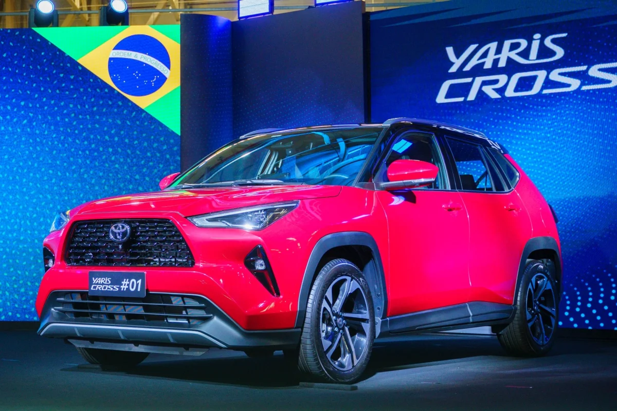Yaris Cross vermelho em exibi&ccedil;&atilde;o.