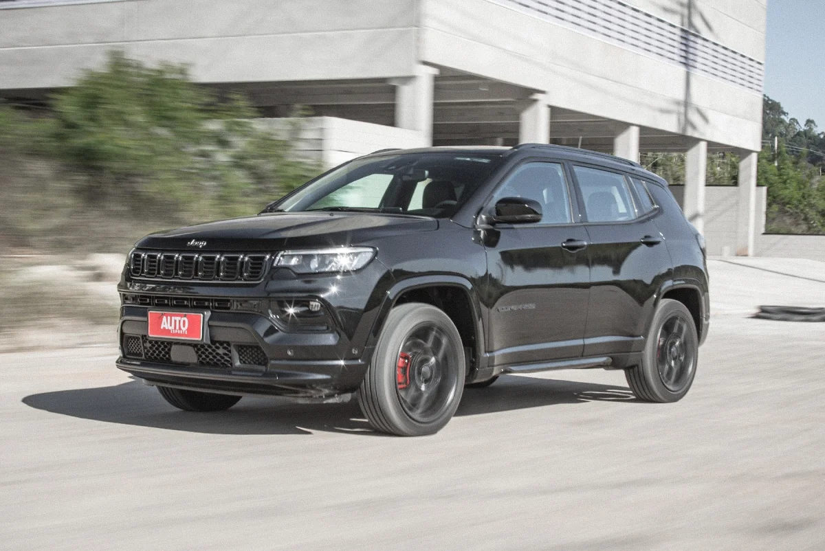 Interior do Jeep Compass com tecnologia moderna.