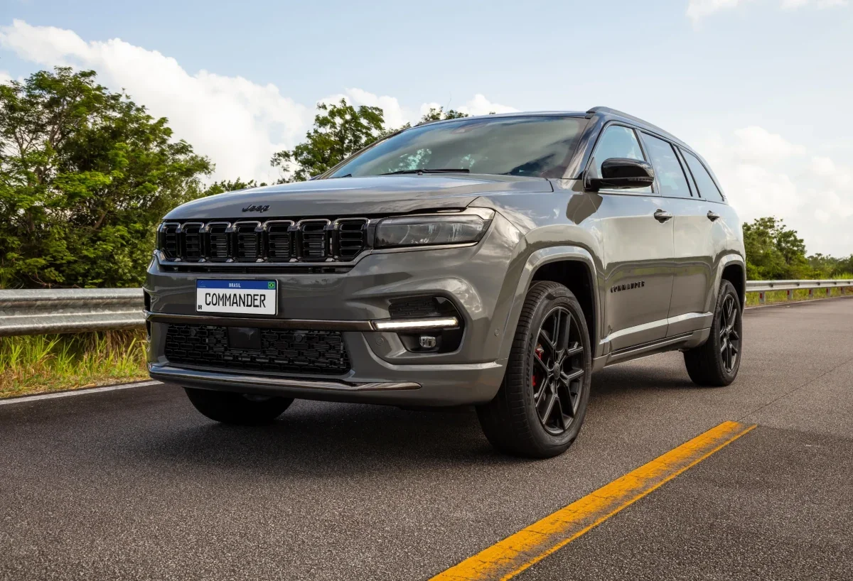 Jeep Commander 2025 em uma rodovia.
