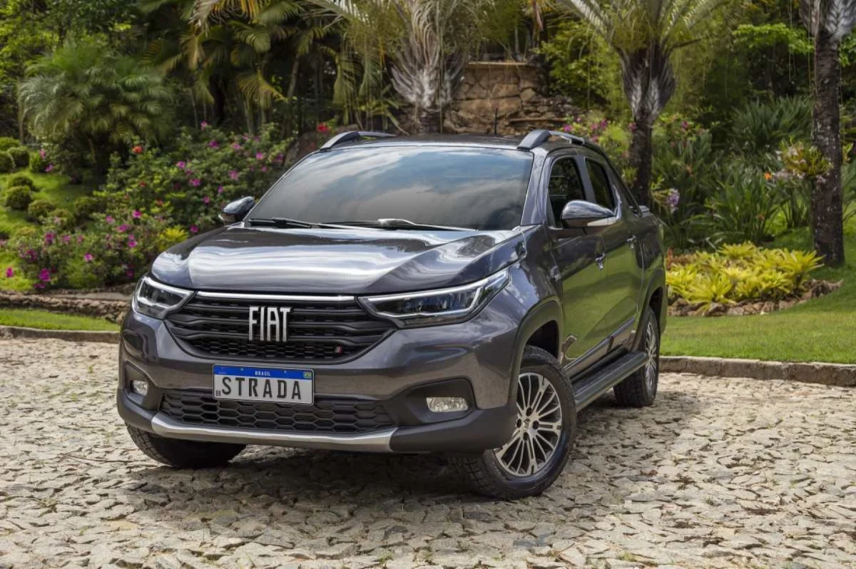 Fiat Strada Ranch Cabine Dupla estacionada em ambiente externo