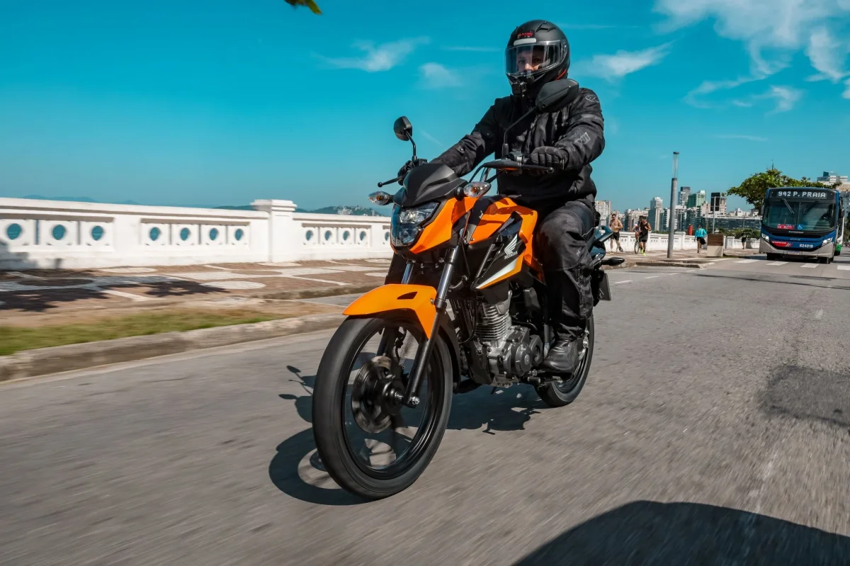 Motociclista em uma moto Honda CG 160 Titan em movimento.