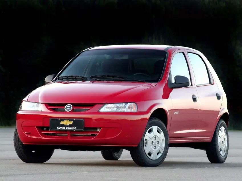Chevrolet Celta estacionado.