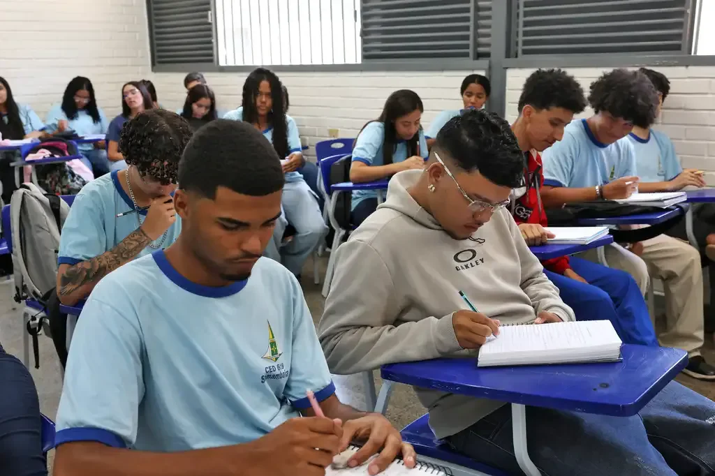 Sala de aula com estudantes fazendo provas.