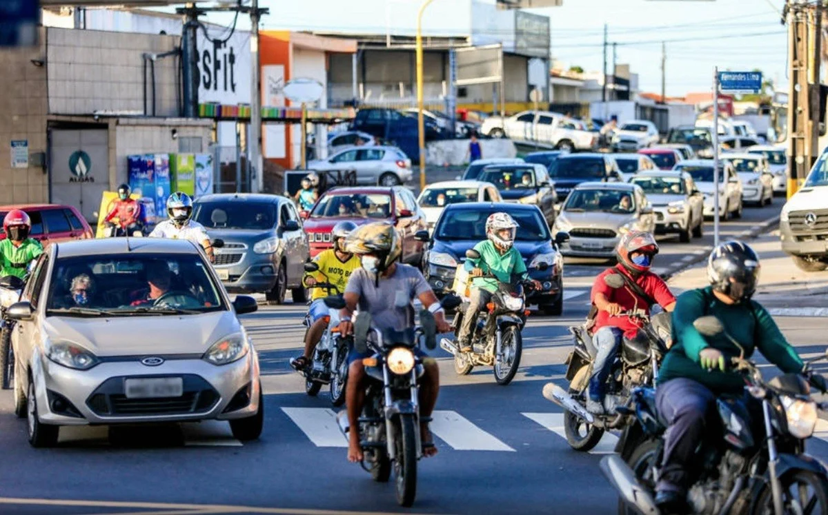 Ve&iacute;culos antigos trafegando em um cruzamento.