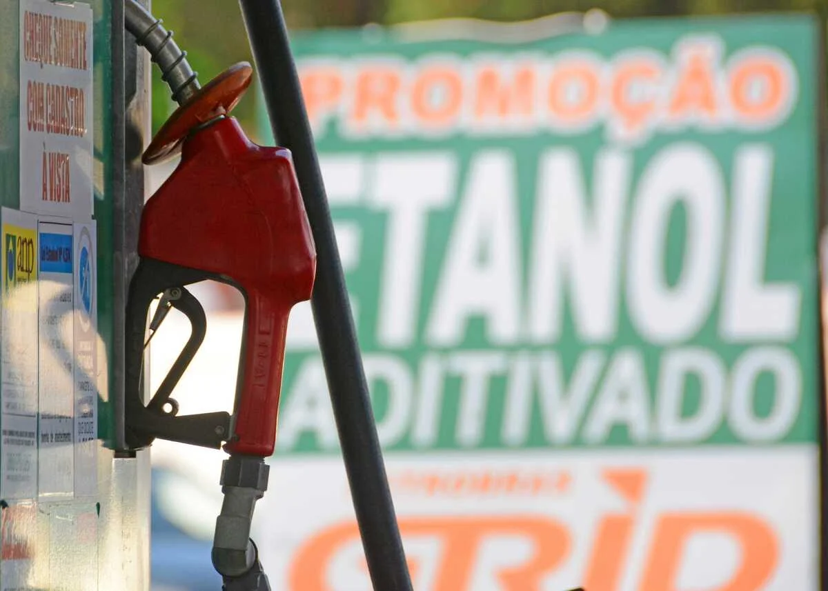 Imagem de bomba de combust&iacute;vel com placa de promo&ccedil;&atilde;o do etanol.