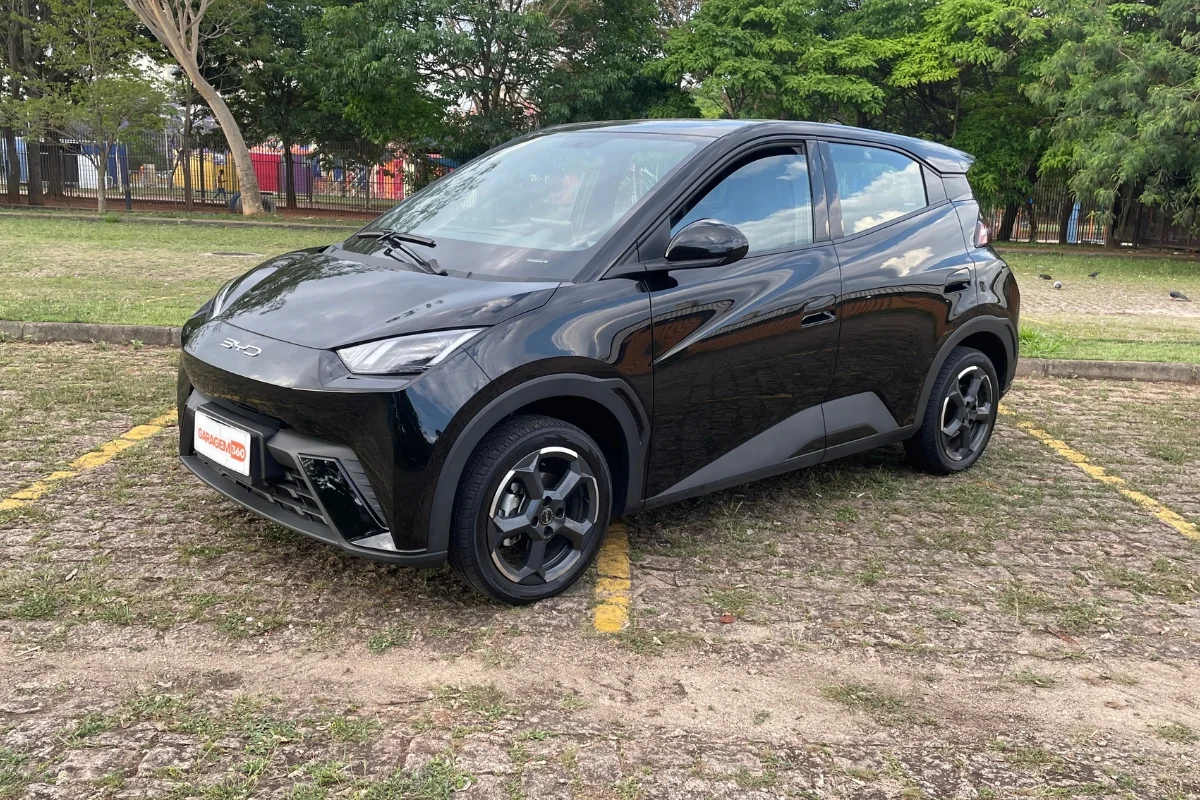 BYD Dolphin em uma garagem