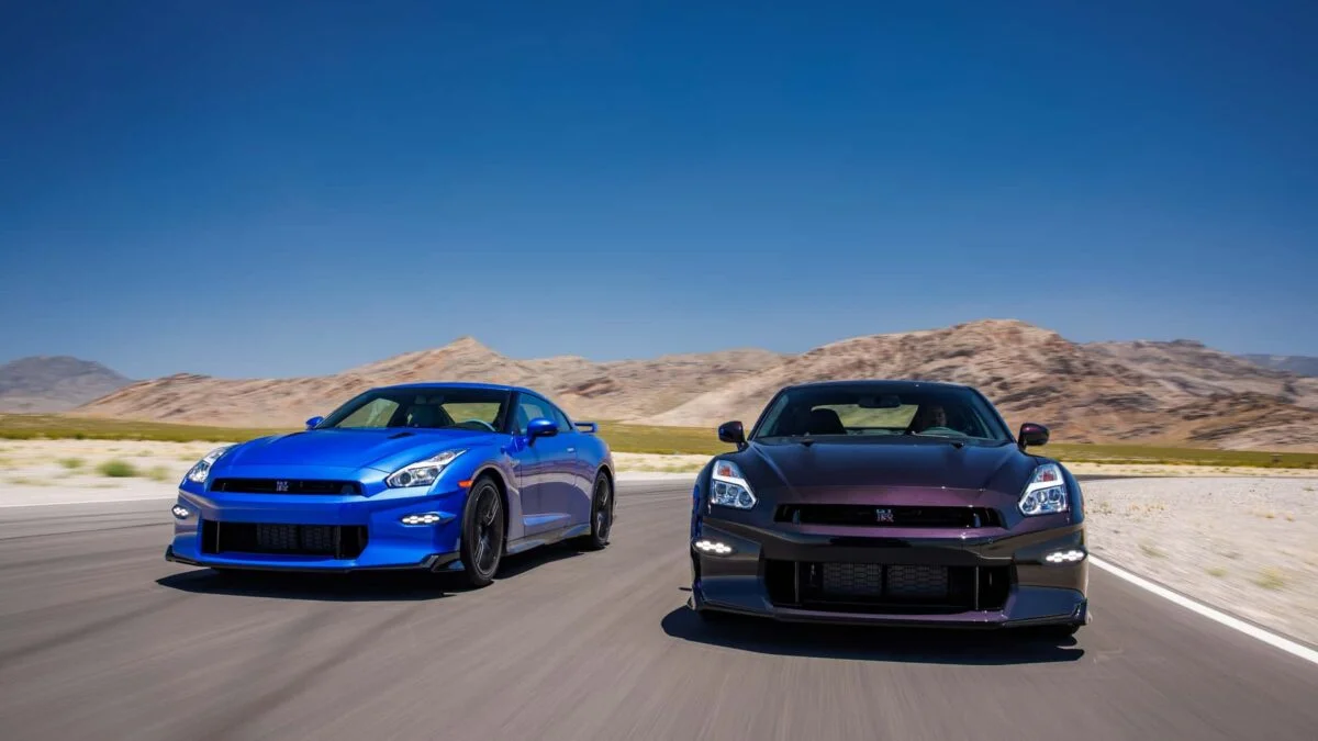 Dois carros esportivos em alta velocidade