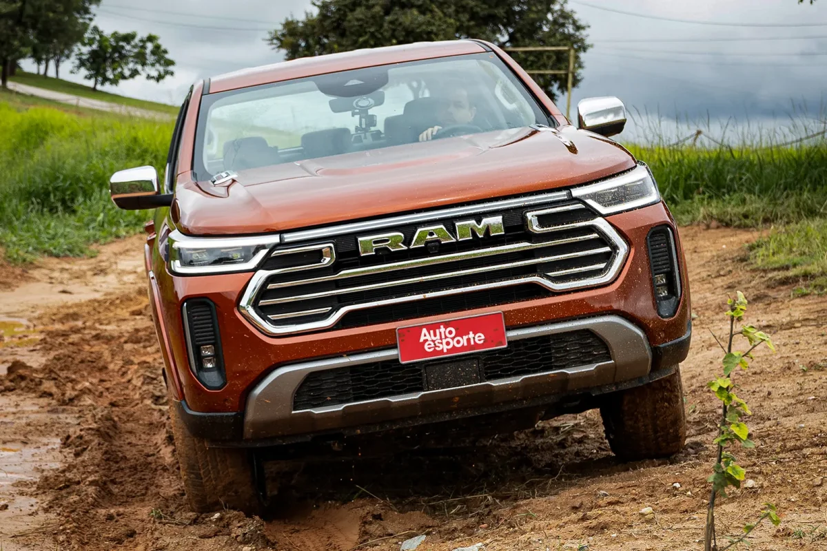 Ram Dakota em uma estrada de terra.