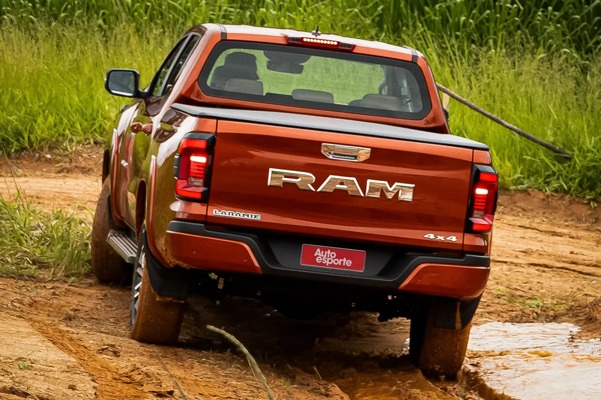 Visão traseira da Ram Dakota em terreno lamacento.